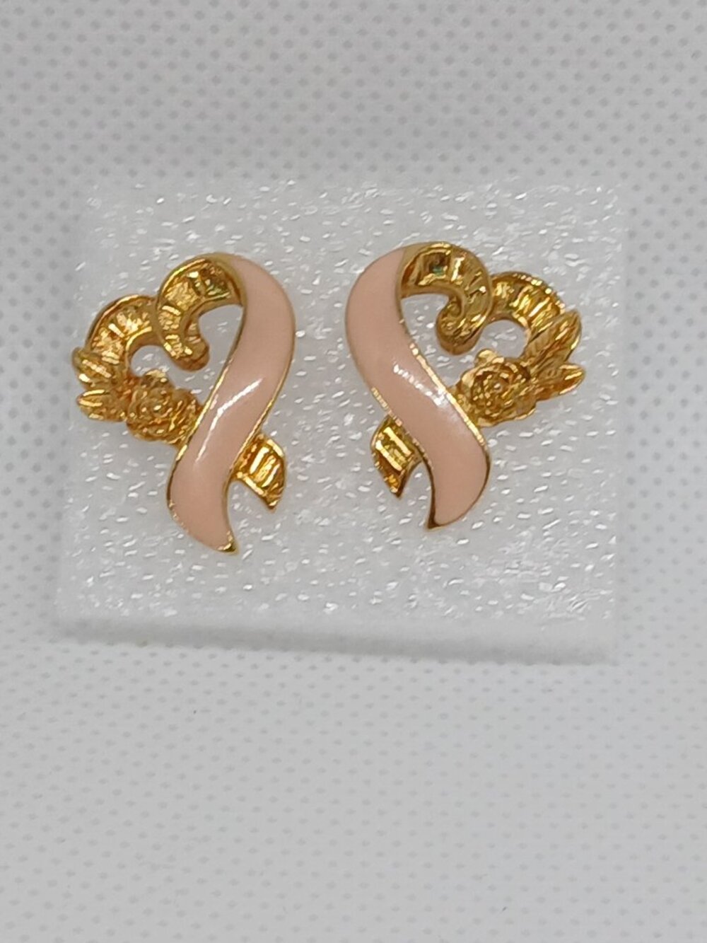 Avon Breast Cancer Awareness Gold Tone Pink Heart Stud Vintage Earrings #104